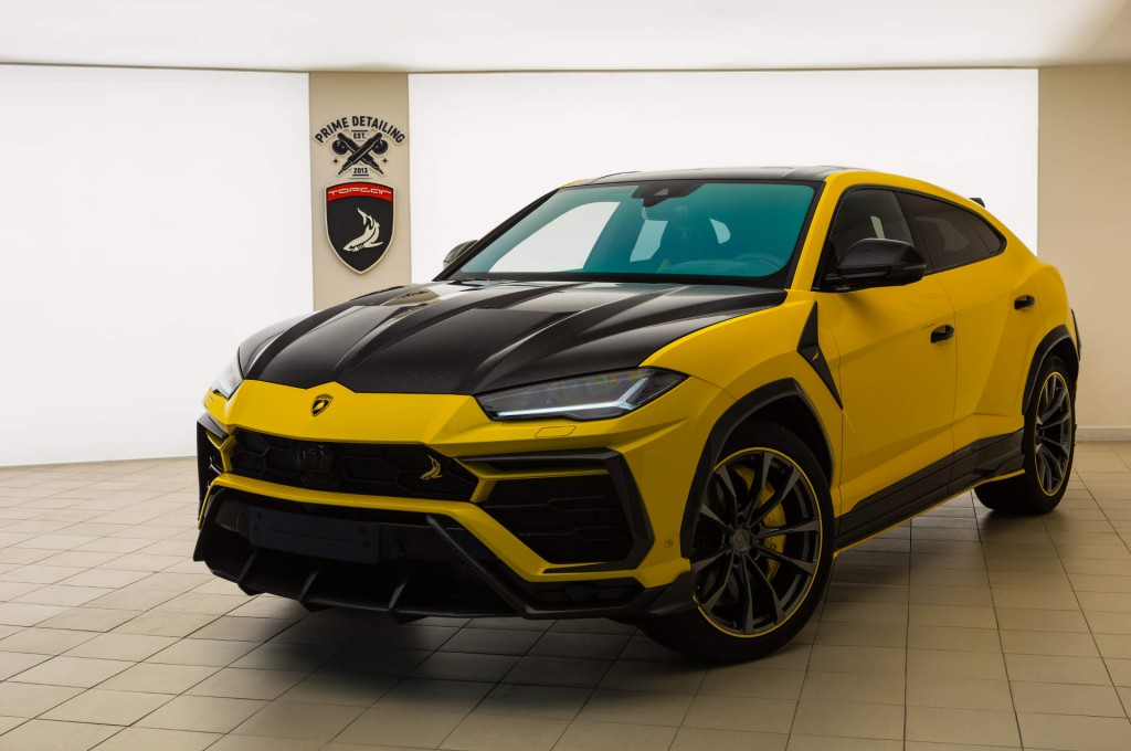 Lamborghini Urus Yellow stealth carbon edition 1/3